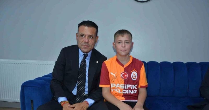 Dinçer Azaphan, Soma'da babasını kaybeden Yaşar'a verdiği forma sözünü tuttu