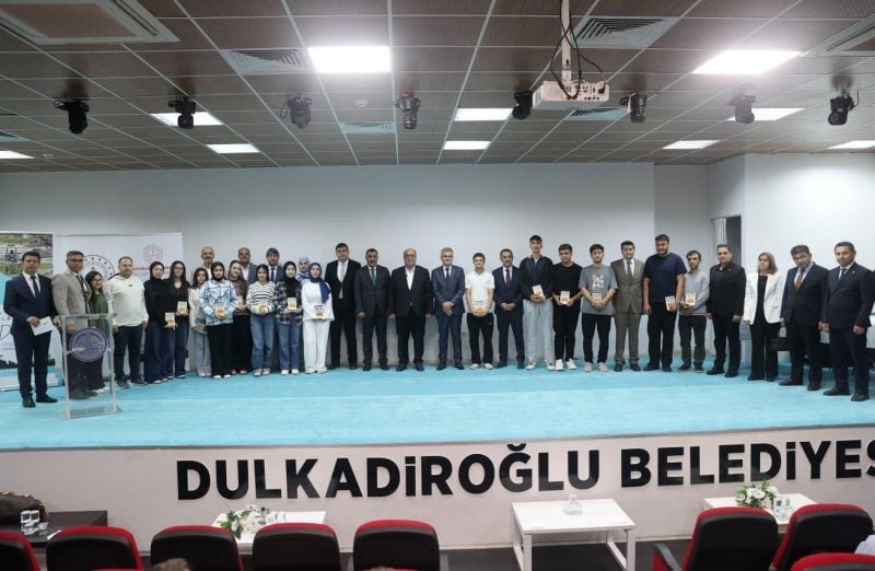 Dulkadiroğlu'nda eğitime güçlü destek: Gençler kürsüde ve eşik projelerinde yeni dönem başladı