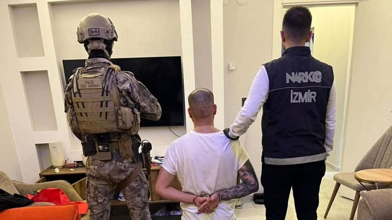 Dünyanın dört bir tarafında aranıyordu... İzmir'de yakalandı!