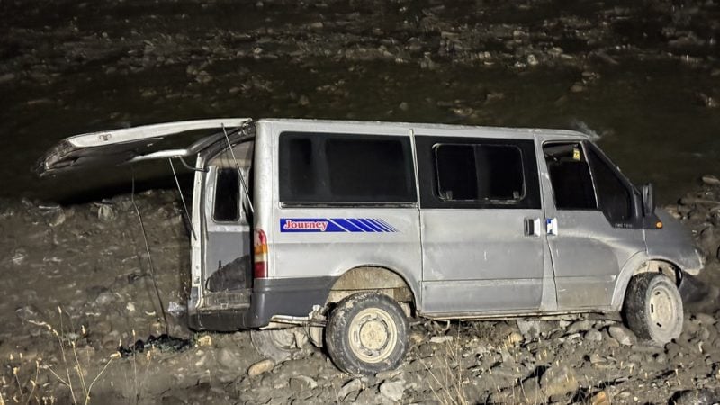  Düzensiz göçmen taşıyan minibüs şarampole devrildi
