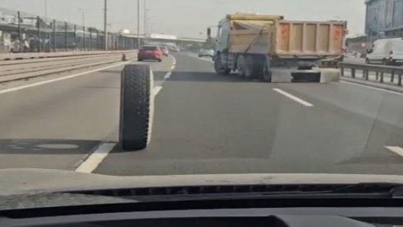 E-5'te faciadan dönüldü: Seyir halindeki kamyonun iki tekerleği trafikte ilerleyerek tehlike saçtı