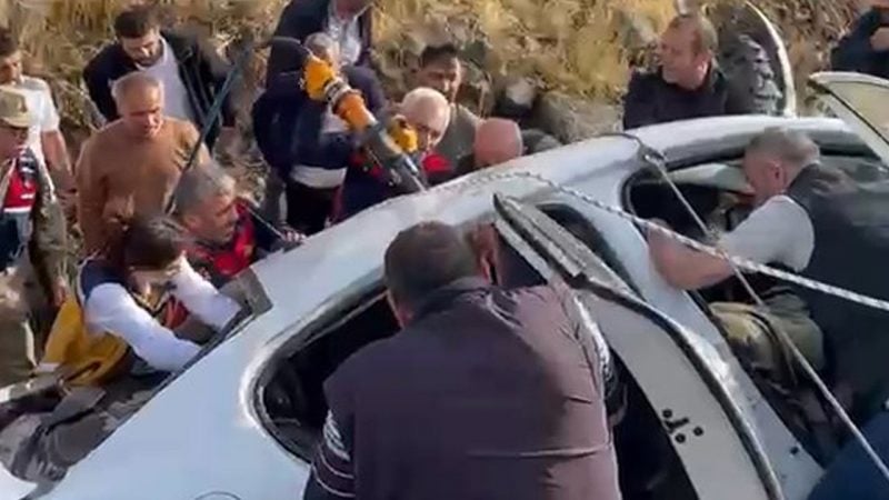 Elazığ’da otomobil şarampole yuvarlandı: 3 yaralı