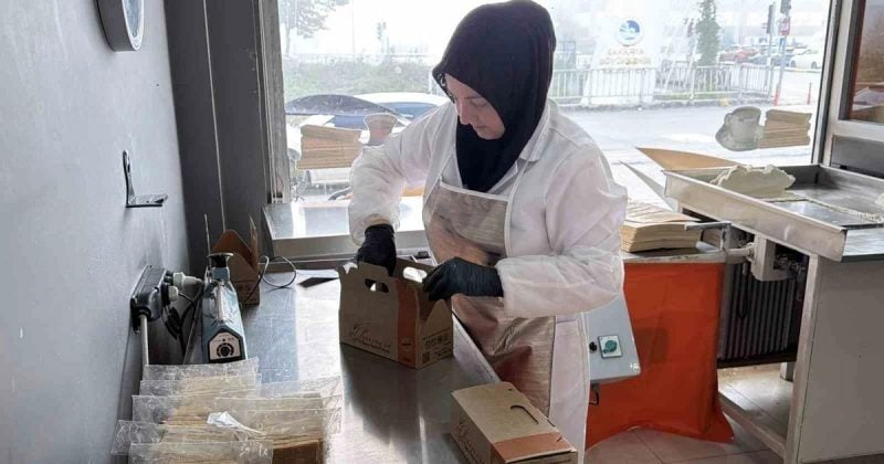 Emekli öğretmen Hanife Kısmet 50 yıl önceki tarif ve kalıplarla gofret üretiyor
