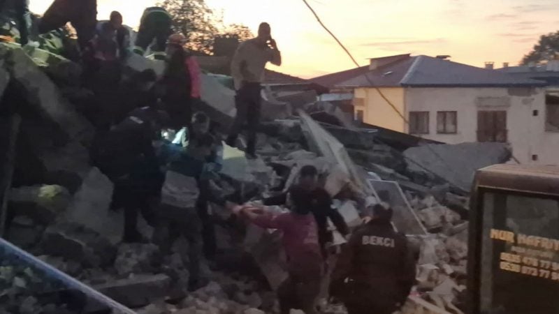 Enkazdan acı haber geldi: Kardeşlerden birinin cansız bedeni çıkarıldı