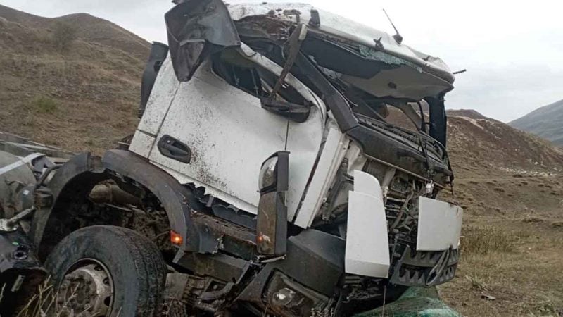 Erzurum'da hafriyat kamyonu şarampole devrildi: Sürücü hayatını kaybetti