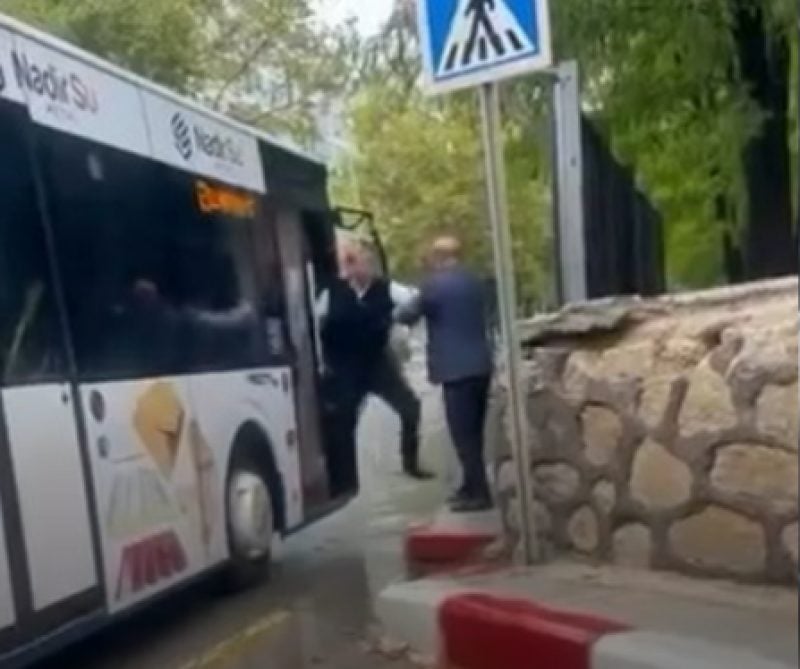 Erzurum'da otobüste kavga: Elindeki şemsiyeyle defalarda vurdu!