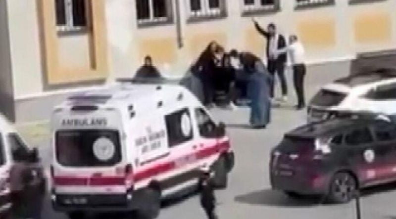 Esenyurt'taki bir lisede bıçaklı kavga: İki öğrenci yaralandı