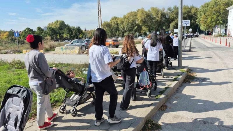 Eskişehir'de bebekli 75 anne, izinsiz etkinlik gerekçesiyle parktan çıkarıldı