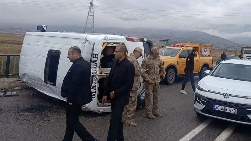 Facianın eşiğinden dönüldü: Okul servisi devrildi, 10 öğrenci yaralandı