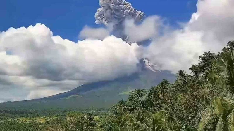 Filipinler’de yanardağ patladı: 3. seviye alarm verildi!