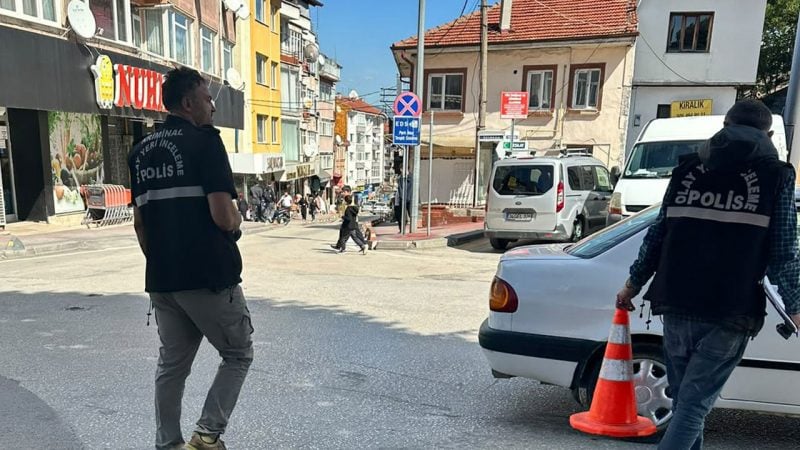 Firma çalışanı gibi giyinip yolu dubalarla kapattılar! 1 milyonluk kabloyu bu yöntemle çaldılar