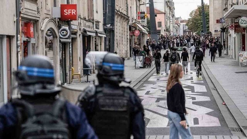 Fransa’da liselilere silahlı provokasyon! İsrail bayrağıyla tehdit eden kadına hapis cezası!