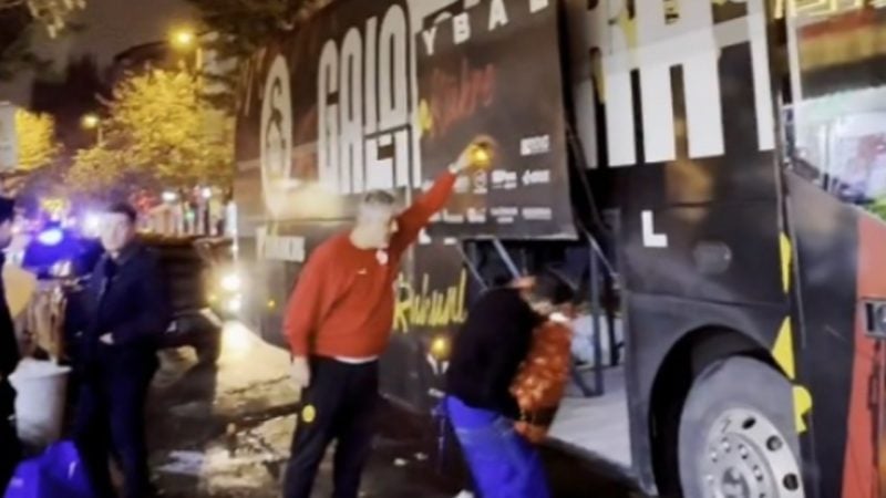 Galatasaray takım otobüsüne patates ve soğan yüklediler