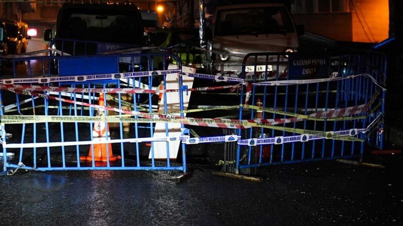 Gaziosmanpaşa’da sağanak sonrası yol çöktü, sokak trafiğe kapatıldı