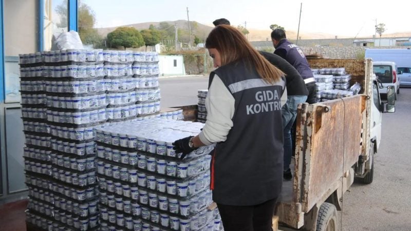 Gıda teröristleri son kullanma tarihi geçen 860 koli ayranı halka içireceklerdi
