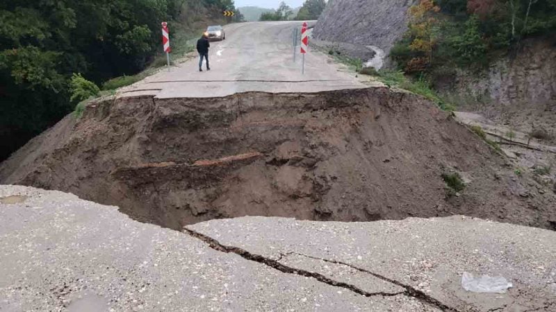 Gönen'de yoğun yağış yolu çökertti: Ulaşım tamamen kesildi