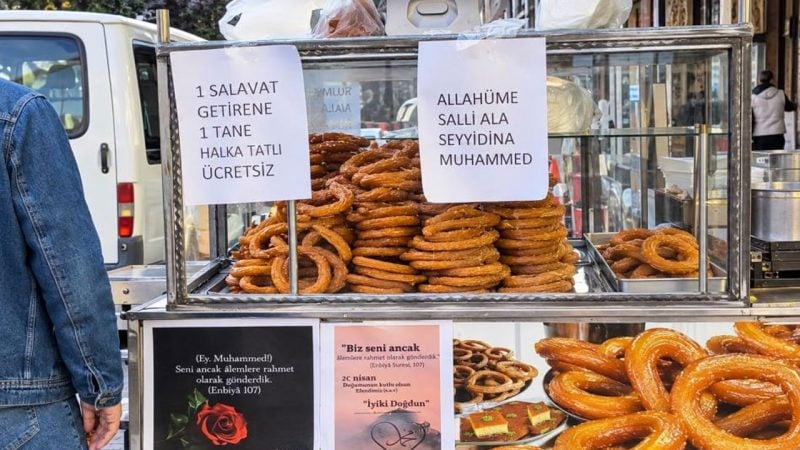 Hakkari’de gönülleri ısıtan hareket! Salavat getirene halka tatlı ikramı