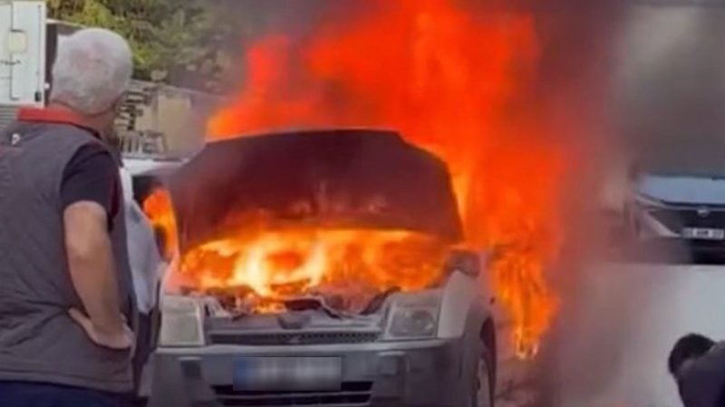 Hastane otoparkında otomobil alev topuna döndü