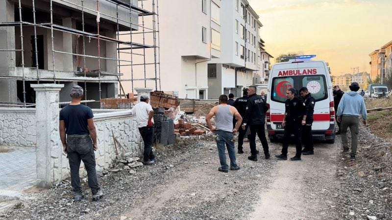İnşaatın çatısında çalışırken dengesini kaybetti! 20 metreden beton zemine düştü