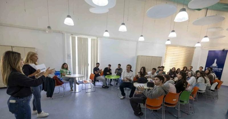 İşitme engelli Sahra Nur Akyıl işte, hentbolda ve fotoğrafta başarı gösteriyor