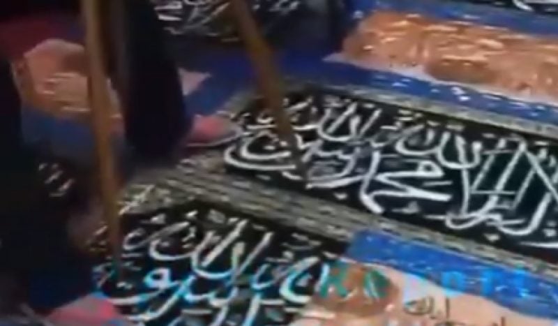İslam düşmanlığında sınır tanımayan Çin zihniyetinden alçak provokasyon! Restoran zeminine Kelime-i Şehadet yerleştirip kutsallara bastılar!