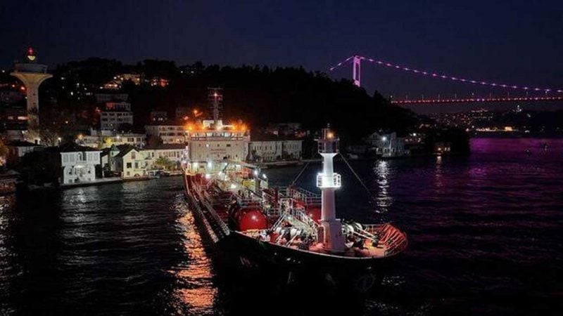 İstanbul Boğazı'nda gemi trafiği arızalanan tankerin çekilmesinin ardından açıldı