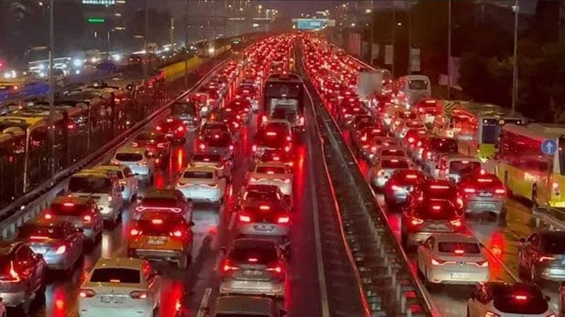 İstanbul trafikte kaldı