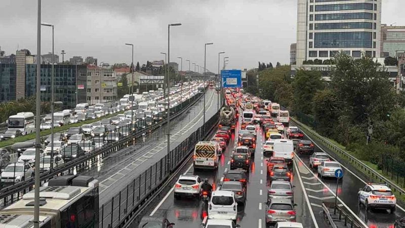 İstanbul yağmura teslim: Trafik yoğunluğu %89'a ulaştı!