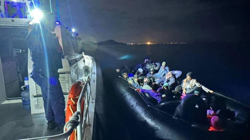 İzmir açıklarında 111 düzensiz göçmen yakayı ele verdi