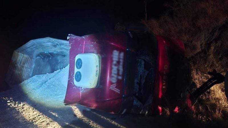 Kamyon devrildi, yol trafiğe kapandı