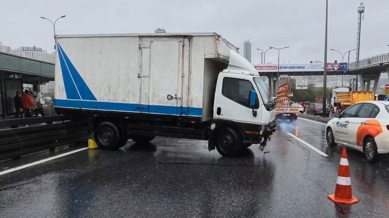 Kamyonet metrobüs bariyerine çarptı! Beylikdüzü'nde trafik arapsaçına döndü!