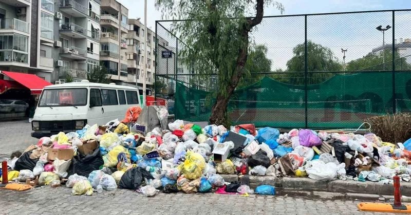Karşıyaka'da 17 yeni kamyona rağmen çöp toplama yaklaşık bir haftadır aksıyor