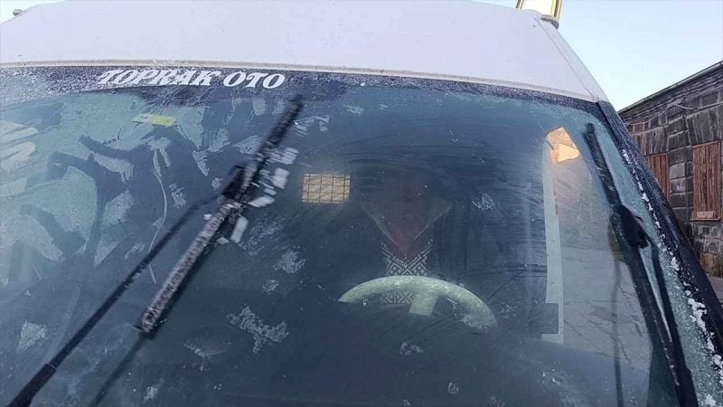 Kars'ta dondurucu soğuklar erken başladı! Termometreler eksi 6'yı gördü, araçların camları buz tuttu