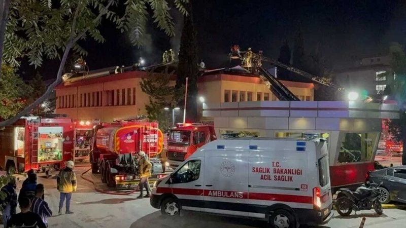 Kartal Koşuyolu Eğitim ve Araştırma Hastanesinde çıkan yangın söndürüldü