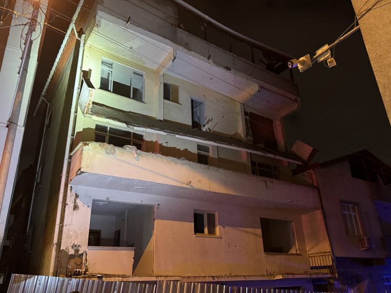 Kocaeli’de korkutan olay! 6 ay önce boşaltılan binanın balkonu çöktü