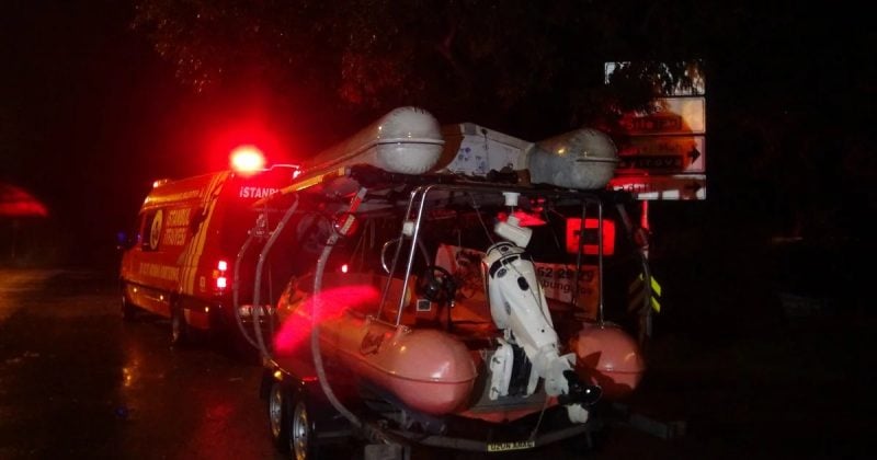 Kocaeli'nin Gebze ilçesinde dereye düşen cipin sürücüsü kurtuldu, 2 kişi kayıp