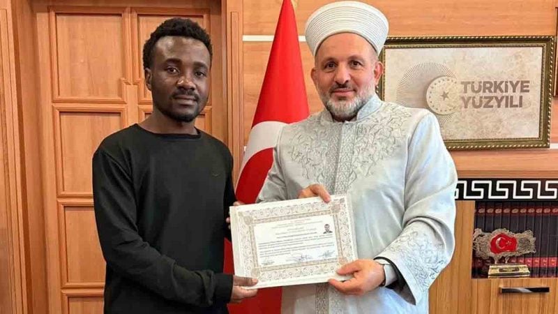 Kongolu genç Müslüman oldu: Kelime-i Şehadet getirdi, Osman ismini aldı