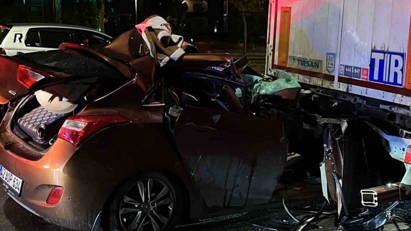 Konya’da duran tıra çarpan otomobilde iki kişi sıkıştı