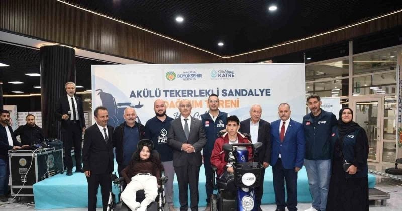 Malatya'da yaklaşık 10 milyon liralık 80 akülü tekerlekli sandalye teslim edildi
