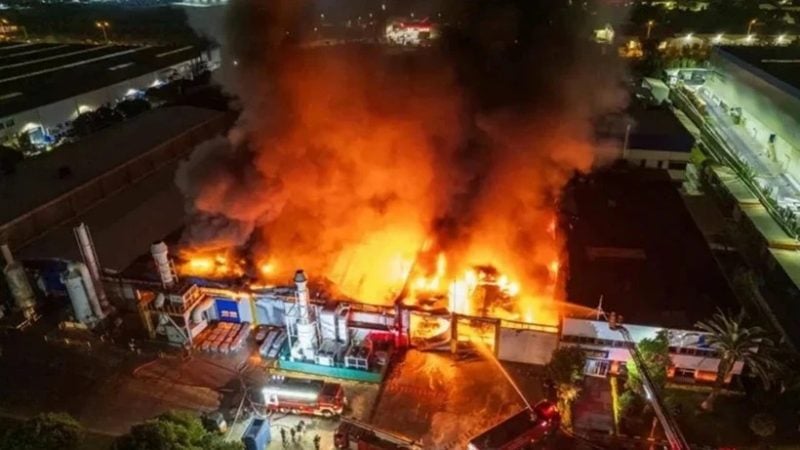 Manisa’da korkutan fabrika yangını! Organize Sanayi Bölgesi’nde ekipler teyakkuza geçti