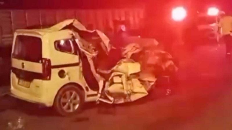 Mardin’de hafif ticari araç TIR’a çarptı: 6 yaralı
