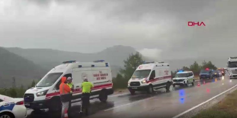 Mersin’de yağışlı hava kazaya davetiye çıkardı! Minibüs bahçeye uçtu: 1’i ağır 17 yaralı