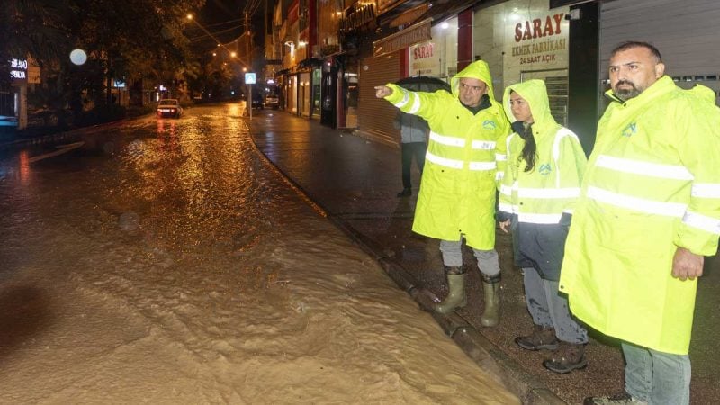Mersin’de yollar su altında kaldı, ev ve iş yerlerini su bastı