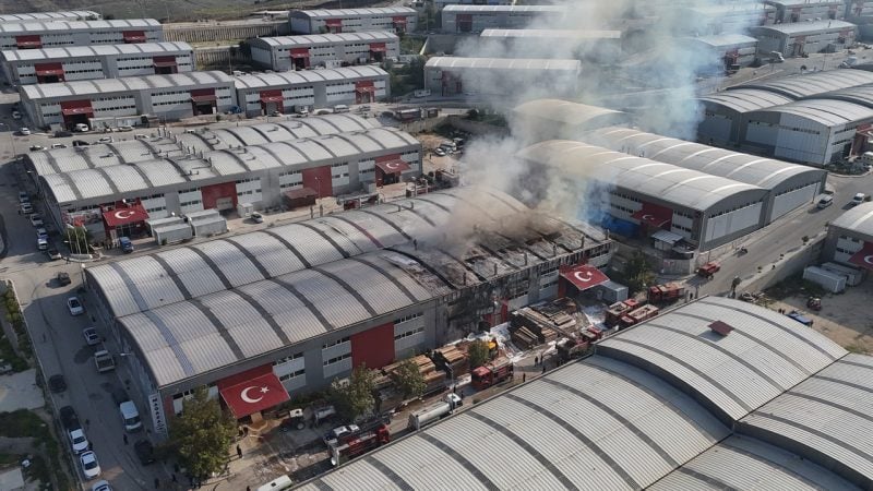 Mobilya fabrikası alevlere teslim oldu! Yangına müdahale havadan görüntülendi