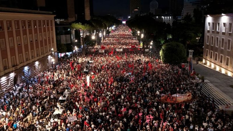 Molotof ve taşlara polis gaz ve tazyikli suyla karşılık verdi! Protestoların 19’uncu gününde tansiyon yükseldi
