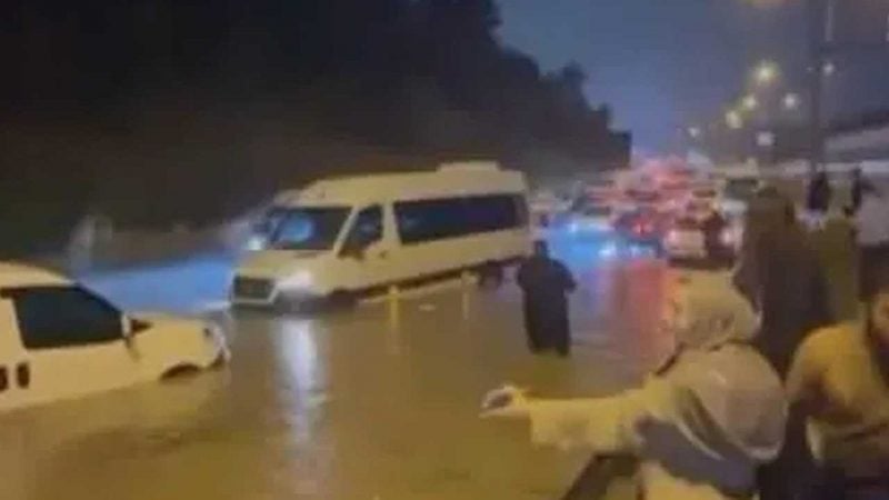 Nevzat Demir Tesisleri yolunda araçlar suya gömüldü