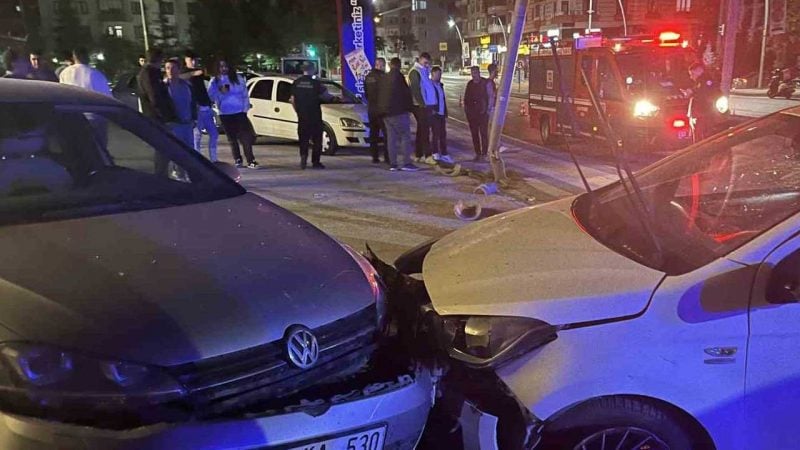 Niğde’de kontrolden çıkan otomobil iki yere çarptı: Sürücü yaralandı
