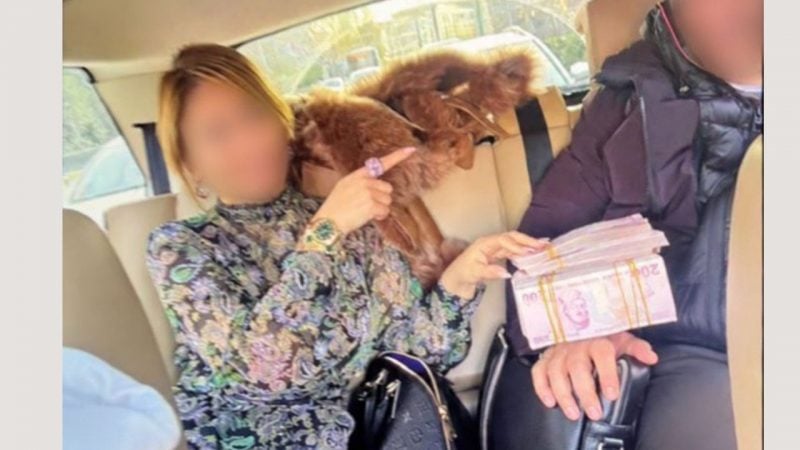 O hakim balya balya parayla fotoğraf bile çektirmiş! İşte rüşvetin belgesi