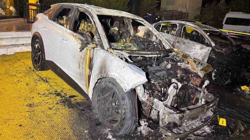 Oto galeri önünde 2 otomobil ateşe verildi