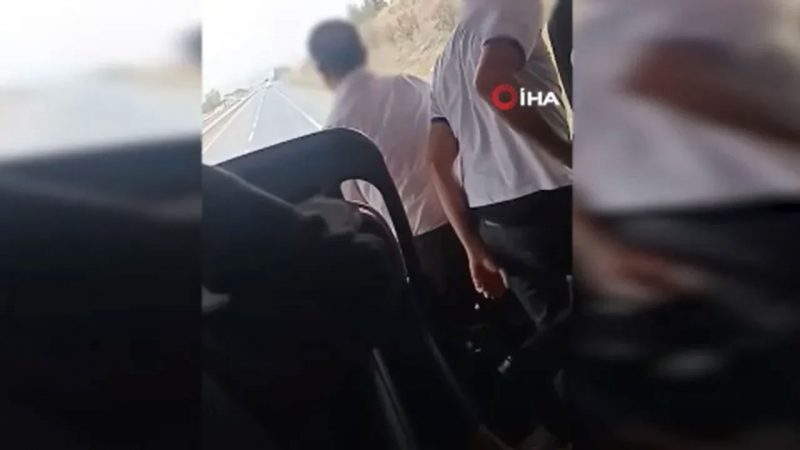 Otobüsteki onlarca yolcunun canıyla oynadılar! Seyir halindeyken şoför değişimi!
